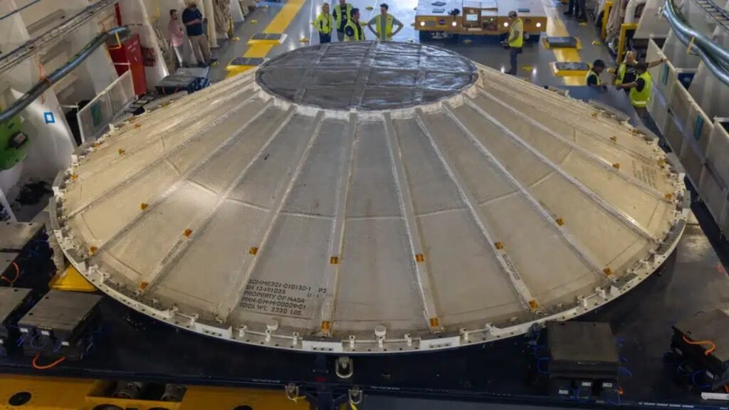 Estrutura gigantesca com formato de OVNI chega ao Centro Espacial Kennedy da NASA e chama atenção