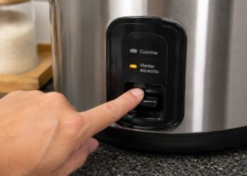 Usar esse modo da panela elétrica por horas aumenta o consumo e pode pesar na conta de luz