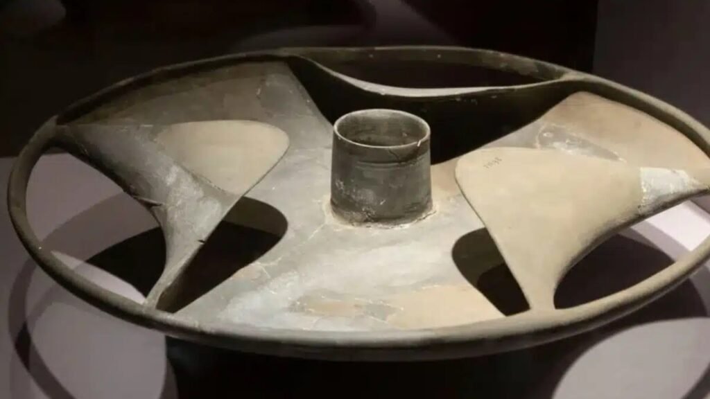 Arqueólogos descobrem em tumba egípcia objeto de 5.000 anos com aparência semelhante à de uma calota moderna