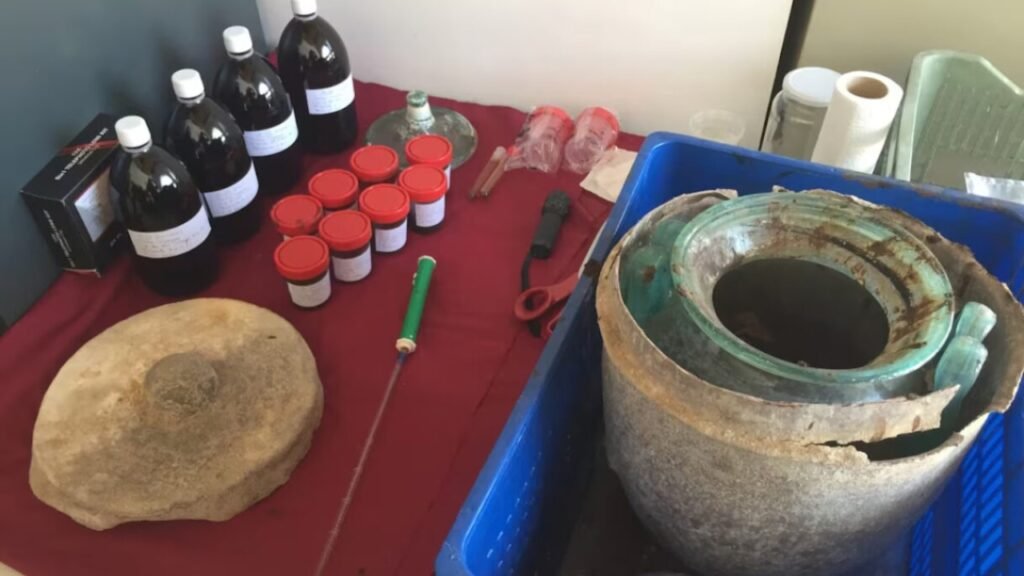 Arqueólogos encontram em tumba romana selada o vinho líquido mais antigo do mundo, preservado por cerca de 2 mil anos ao lado de restos humanos
