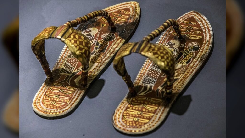Artefato de mais de 3 mil anos revela como Tutancâmon carregava imagens de povos derrotados sob os próprios pés