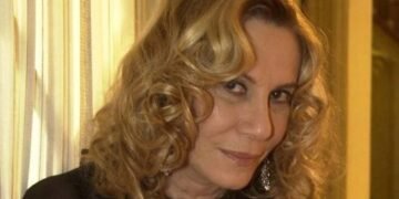 “Gostosa! É impressionante como o tempo só te valoriza”: o pensamento de Nazaré Tedesco que revela os limites entre autoestima e narcisismo