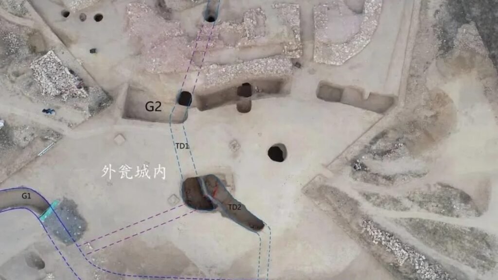 Sob uma cidade de pedra de 4.500 anos na China, arqueólogos encontraram 6 túneis que iam além dos muros da fortificação e ninguém esperava encontrar isso num sítio tão antigo