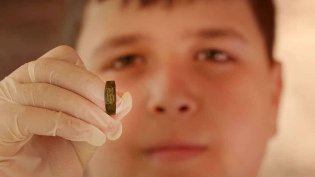 Adolescente caminhava com a família pelo Monte Carmelo quando encontrou no chão um anel romano de 1.800 anos perfeitamente preservado
