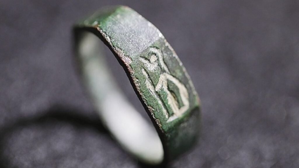 Adolescente caminhava com a família pelo Monte Carmelo quando encontrou no chão um anel romano de 1.800 anos perfeitamente preservado