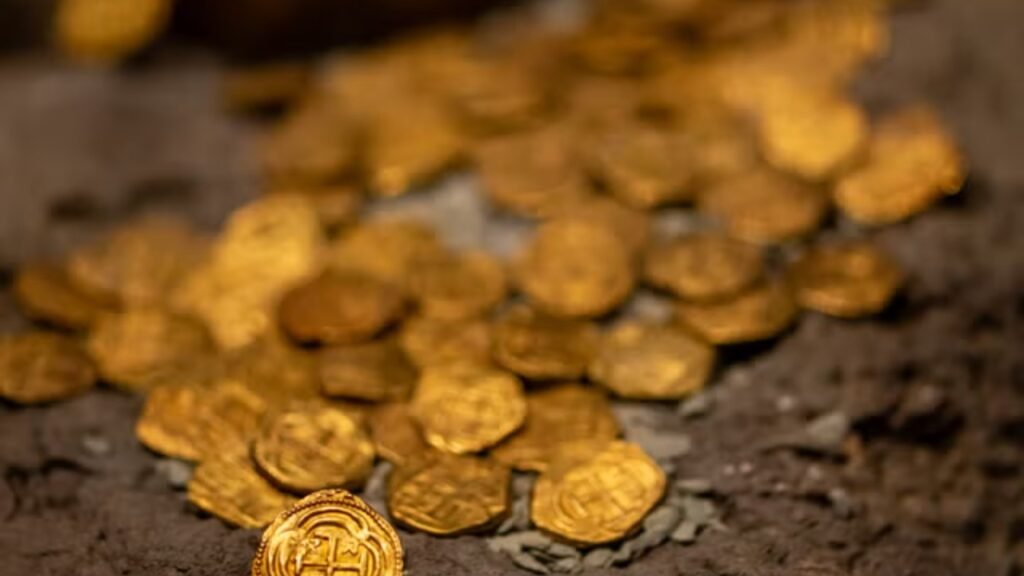 Mergulhadores encontraram mais de 400 moedas de ouro e levaram 30 anos para descobrir qual navio as transportava