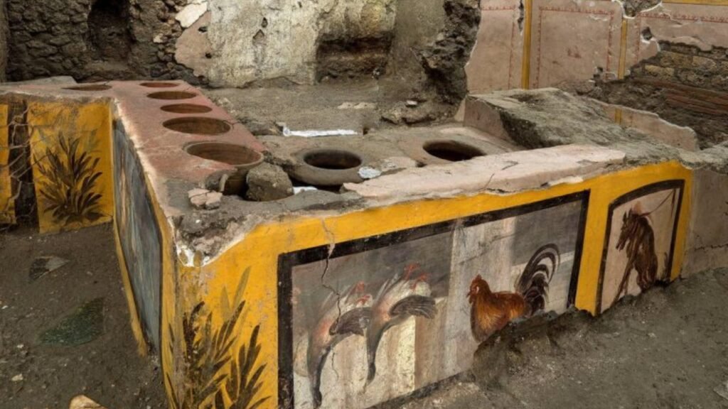 Arqueólogos encontram em Pompeia um fast-food romano preservado há quase 2 mil anos, com balcão, pinturas e restos das refeições servidas