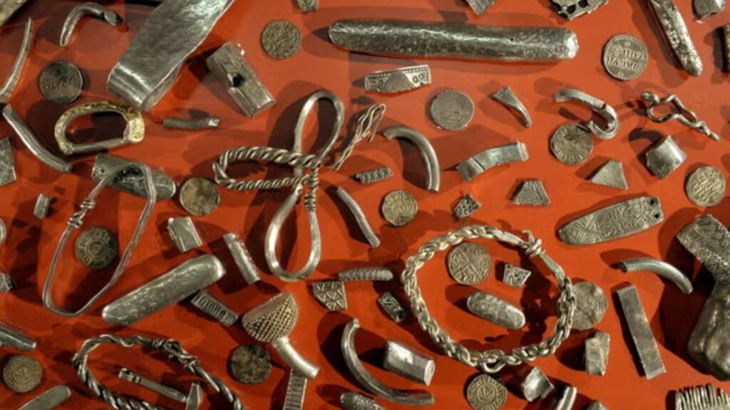 Operários trabalhavam às margens de um rio quando encontraram um baú com 7 mil moedas e 31 quilos de prata viking