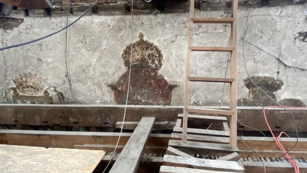 Pinturas encontradas atrás de uma parede em Cambridge mostram como a monarquia Tudor transformava universidades em espaços de propaganda