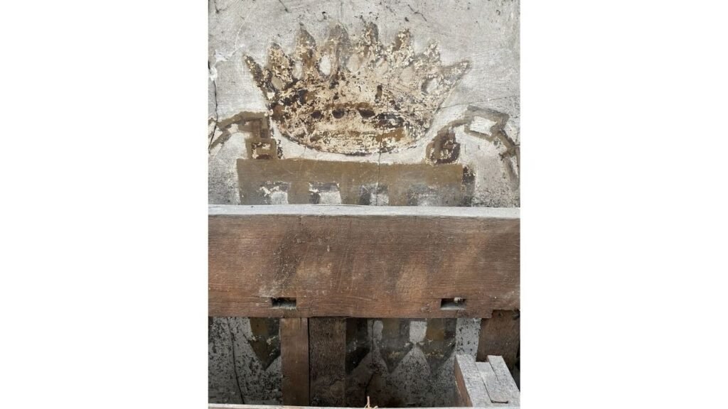 Pinturas encontradas atrás de uma parede em Cambridge mostram como a monarquia Tudor transformava universidades em espaços de propaganda