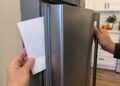 Coloque uma folha de papel na porta da geladeira: o teste de segundos que revela se a borracha está aumentando a conta de luz