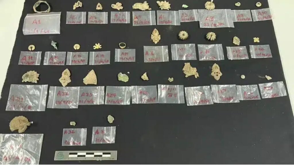 Trabalhadores consertavam a drenagem de um templo quando encontraram 33 objetos de ouro, prata e bronze sob um Buda de 1.300 anos