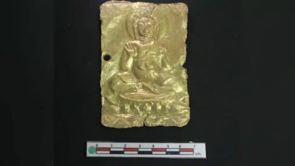 Trabalhadores consertavam a drenagem de um templo quando encontraram 33 objetos de ouro, prata e bronze sob um Buda de 1.300 anos