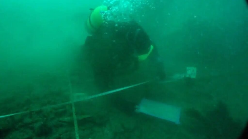 Mergulhadoras encontraram uma espada de 3 mil anos no fundo do mar, em uma região que já revelou ouro e centenas de objetos antigos
