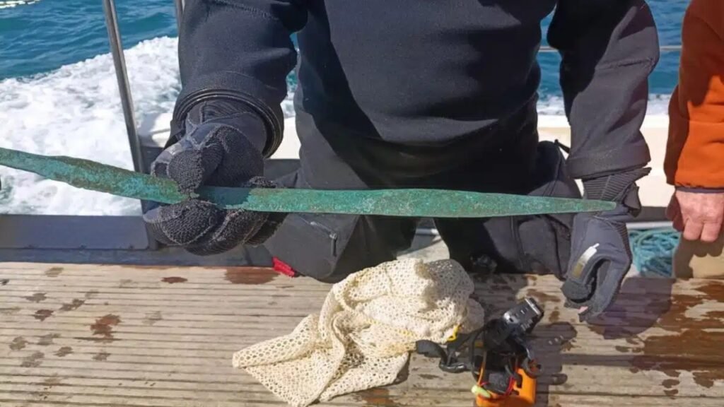 Mergulhadoras encontraram uma espada de 3 mil anos no fundo do mar, em uma região que já revelou ouro e centenas de objetos antigos
