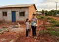 Moradora gasta uma fortuna e precisa recomeçar após descobrir que construiu casa no lote do vizinho