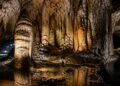 Rio subterrâneo atravessa a Caverna do Diabo e mostra como a água esculpe o calcário
