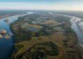Vista aérea da Ilha do Bananal entre dois braços do rio Araguaia, com áreas de vegetação, lagoas e bancos de areia.