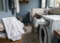 Deixar essa quantidade de sabão na máquina deixa a roupa dura, mancha e ainda aumenta a conta de água
