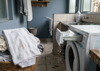 Deixar essa quantidade de sabão na máquina deixa a roupa dura, mancha e ainda aumenta a conta de água