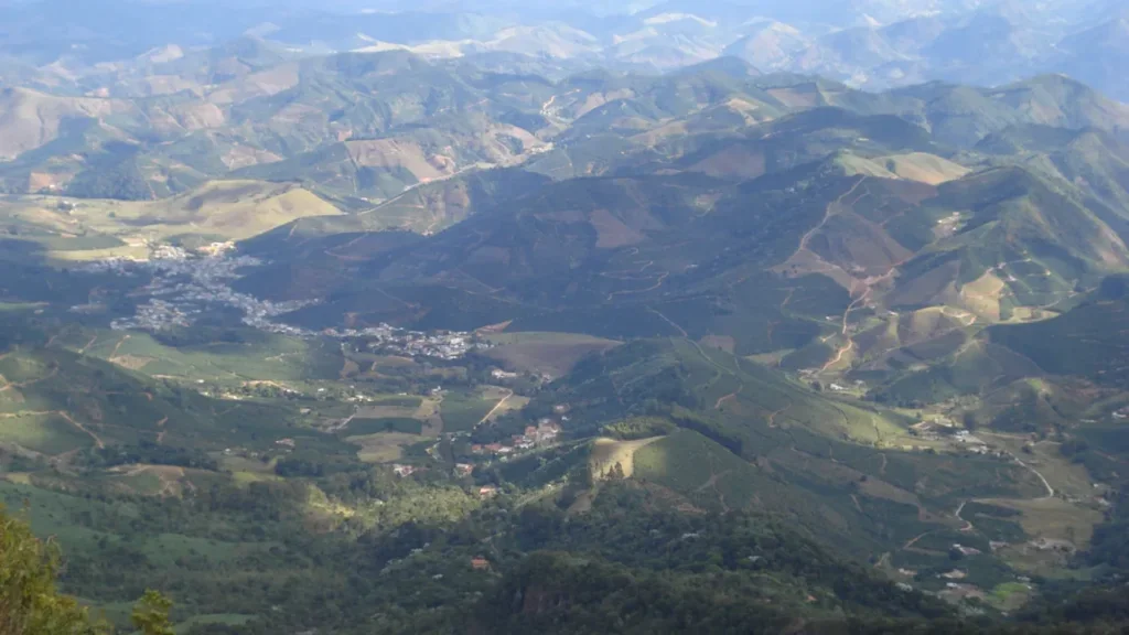 Alto Caparaó - Pequena cidade mineira leva visitantes a 2.892 metros de altitude no ponto mais alto de toda a Mata Atlântica
