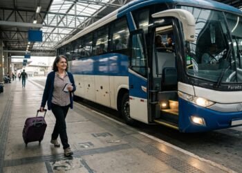 Quem tem mais de 60 anos pode viajar de graça em ônibus interestaduais e garantir meia-entrada