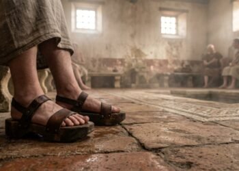 Arqueólogos recuperam tamancos de 1.800 anos usados pelos romanos nos banhos