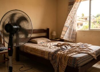 Ventilador ligado em quarto vazio não refresca a casa e só continua gastando energia