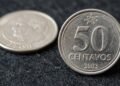 A posição do reverso e o estado da peça pesam mais que o ano isolado