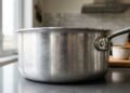 O desgaste natural do alumínio pelo uso e o impacto de receitas de limpeza na conservação