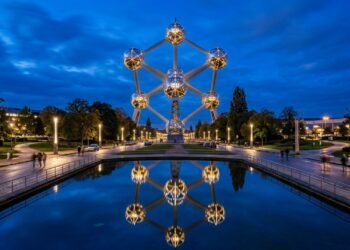 Atomium transforma a estrutura cristalina do ferro em monumento visitável