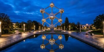Atomium transforma a estrutura cristalina do ferro em monumento visitável