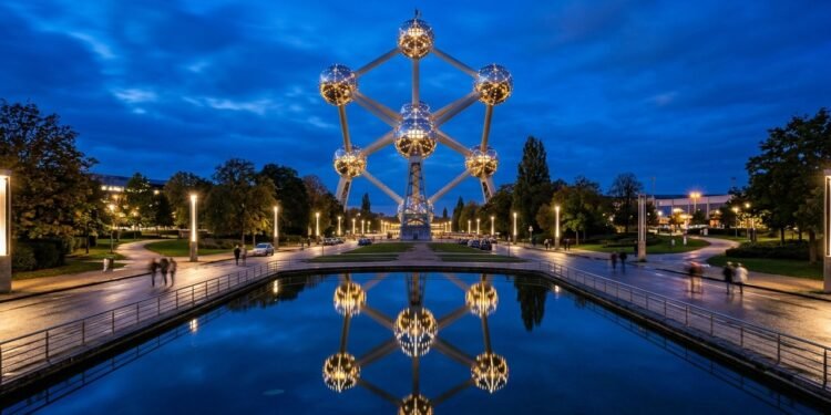 Atomium transforma a estrutura cristalina do ferro em monumento visitável