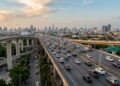 Rodovia elevada Burapha Withi atravessa a região metropolitana de Bangkok