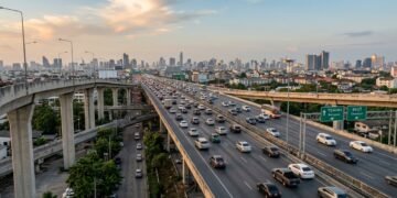 Rodovia elevada Burapha Withi atravessa a região metropolitana de Bangkok