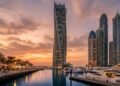 Cayan Tower gira seus pavimentos sobre Dubai Marina