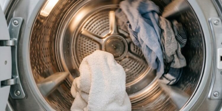 O método da toalha seca em eletrodomésticos para acelerar a secagem de tecidos