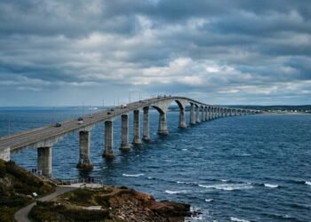 Ponte canadense quebra placas de gelo com seus pilares