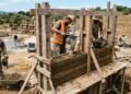 Taipa de pilão transforma terra compactada em paredes contemporâneas