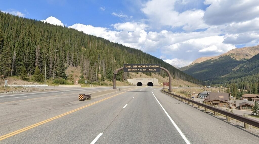 Túnel Eisenhower–Johnson sob as Montanhas Rochosas