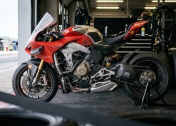 Ducati faz virabrequim girar contra as rodas da moto