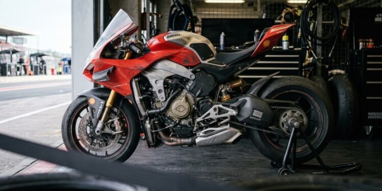 Ducati faz virabrequim girar contra as rodas da moto