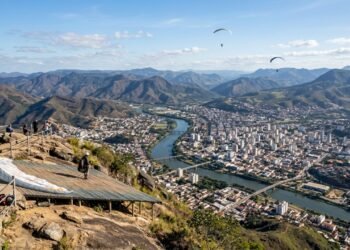 Governador Valadares reúne montanhas, rio e paisagens urbanas //