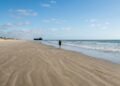 Praia do Cassino reúne dunas, mar aberto e uma extensa faixa de areia //