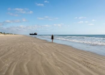Praia do Cassino reúne dunas, mar aberto e uma extensa faixa de areia //