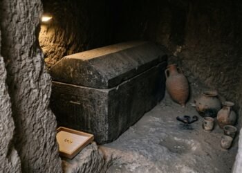 Línguas de ouro encontradas em tumbas egípcias
