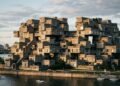 Centenas de caixas gigantes de concreto foram empilhadas como peças de Lego e viraram apartamentos com jardins suspensos