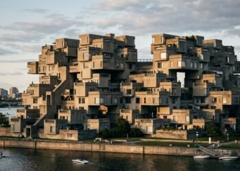 Centenas de caixas gigantes de concreto foram empilhadas como peças de Lego e viraram apartamentos com jardins suspensos