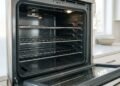 Forno eletrico esmaltado limpo e aberto em uma cozinha moderna