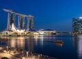 Três torres sustentam terraço e piscina no céu em Singapura